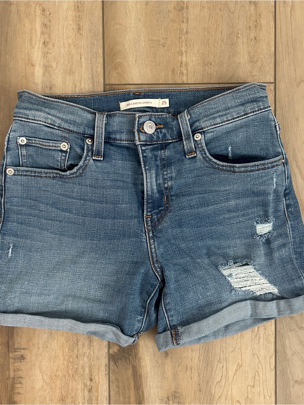 Levi’s W25 Mid Length Shorts